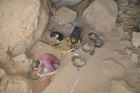 Vista general del procés d'excavació de la Cova Gran de Montserrat, a Collbató