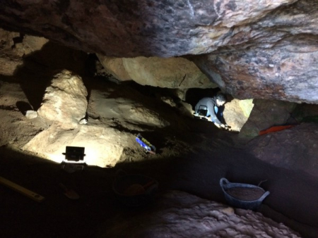 Vista de la cala a la sala inferior de la Cova Freda durant l'excavació, on va aparèixer l'estratigrafia amb els nivells d'estabulació
