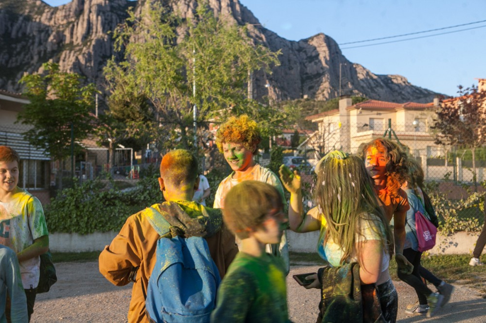 Batalla Holi, a l'Espai Jove de Collbató