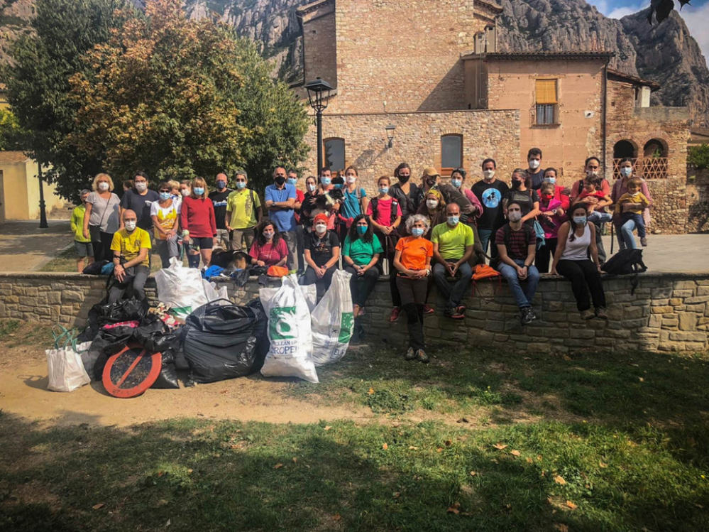 40 veïns i veïnes netegen el medi natural de Collbató amb motiu de la jornada Let's Clean Up Europe