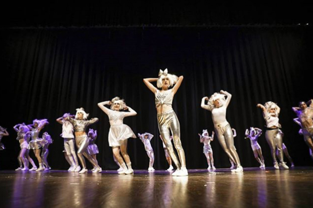 Una de les coreografies de D8N8. Fotografia de Carlos Ojeda.