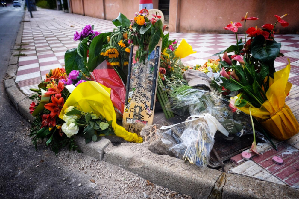 Flors en memòria del veí, en el lloc de l'accident.