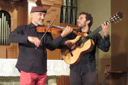 El duet format per Pep Massana (violí i veu) i Adrià Bonjoch (guitarra).