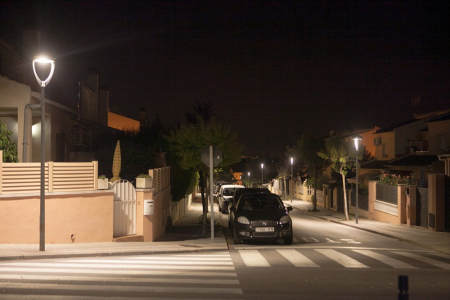 El carrer Les Agulles és el primer del barri de Les Illes amb enllumenat de tipus LED