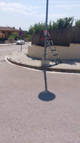 Instal•l’ació de placa identificativa al carrer Travessia, la Fumada