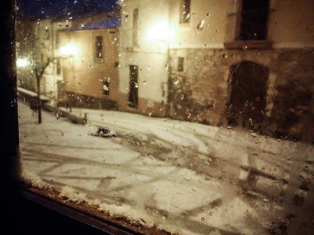 La neu agafa als carrers de Collbató