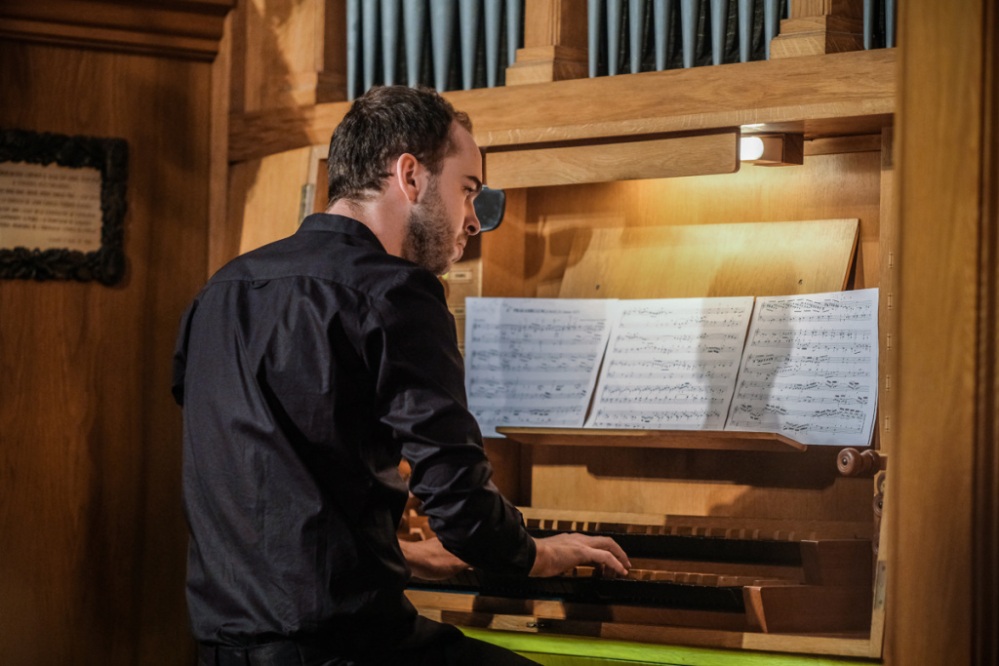 L'organista Pol Álvarez, durant la seva actuació.