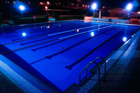 La piscina municipal de Collbató, a la nit.