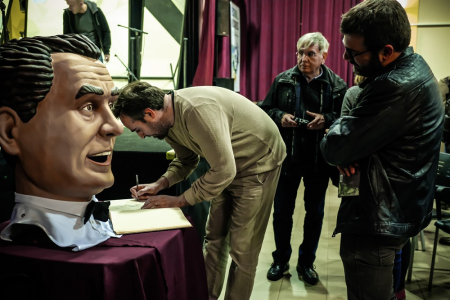 Roger Mas, signant el llibre d'honor de Collbató