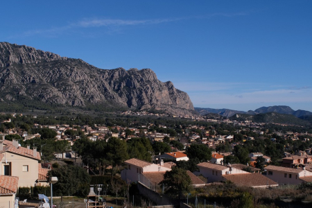 Vista de Can Dalmases des de la Ronda d'Urgell