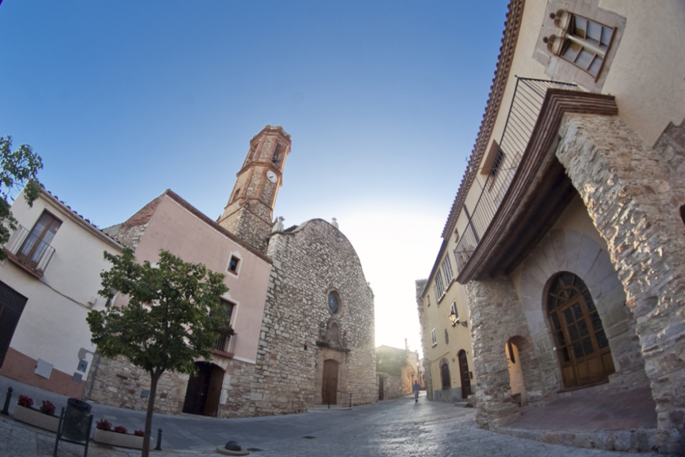 La plaça de l'església, al nucli antic de Collbató.